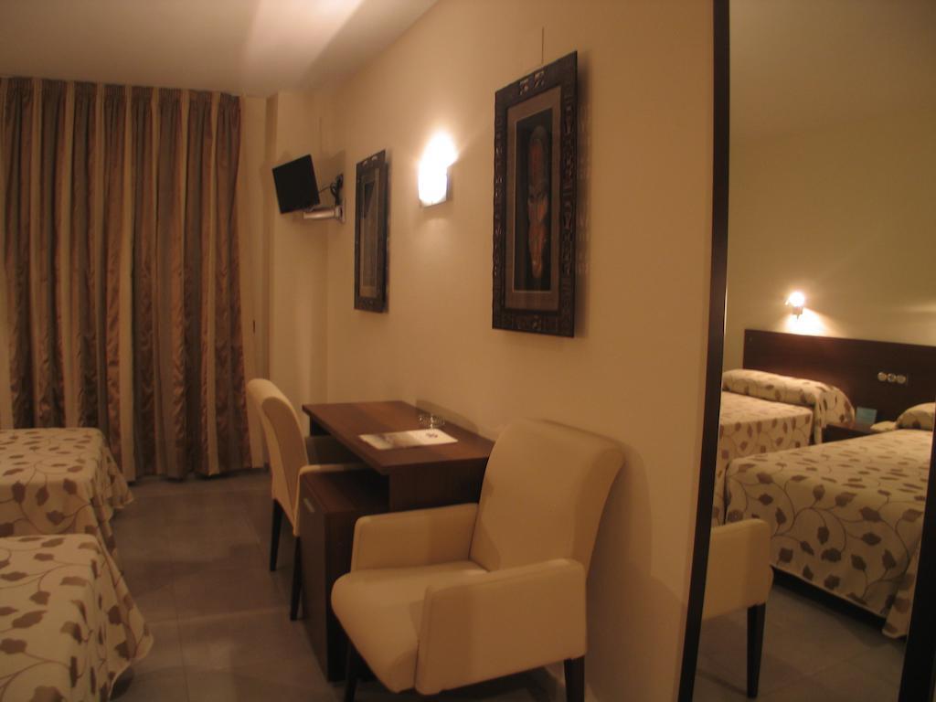 Hotel San Cristobal Coria Chambre photo