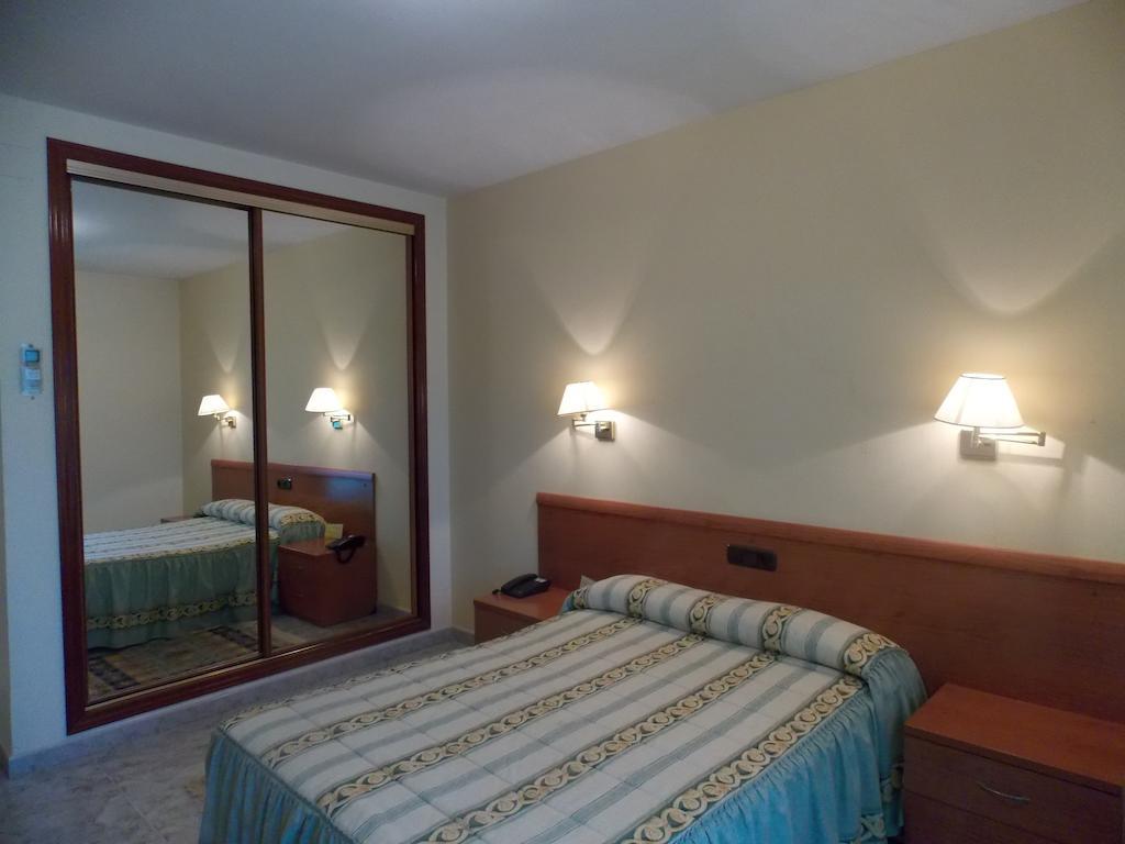 Hotel San Cristobal Coria Chambre photo